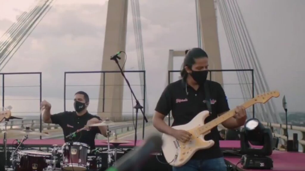 Enchufado hace mollejuo concierto para su hija en el puente sobre el lago de Maracaibo
