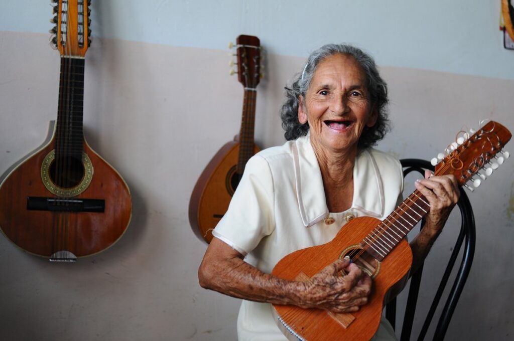 Matilde la abuelita de 94 años que toca el bandolin de 14 cuerdas