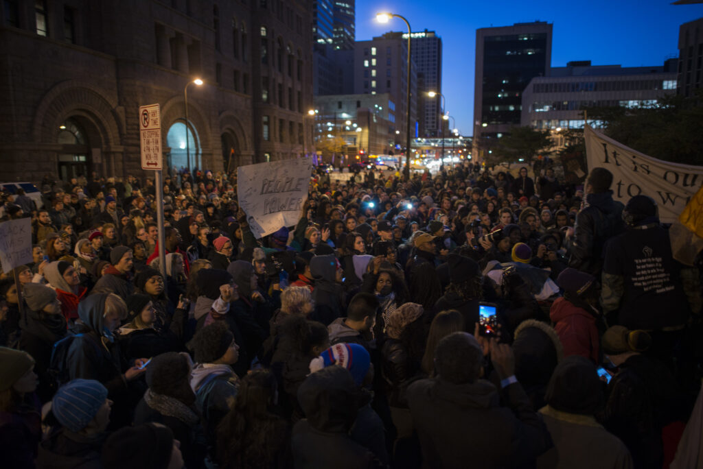 Segunda noche de protestas tras el asesinato policial de Daunte Wright en Minneapolis