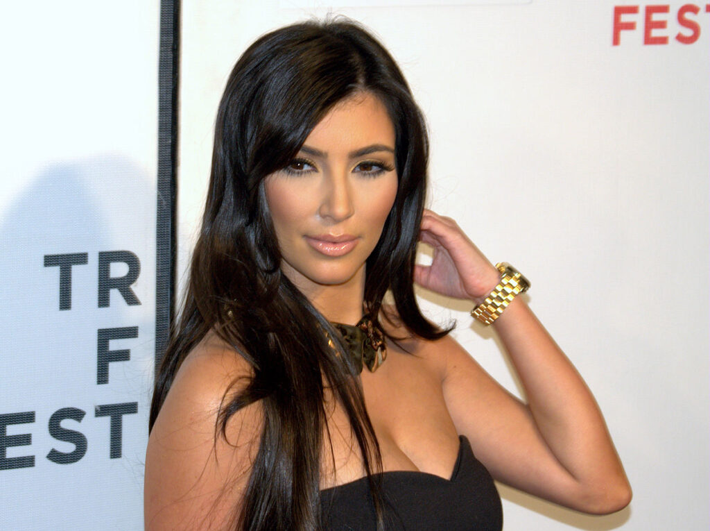 Trabajadores latinos demandan a Kim Kardashian por mala paga