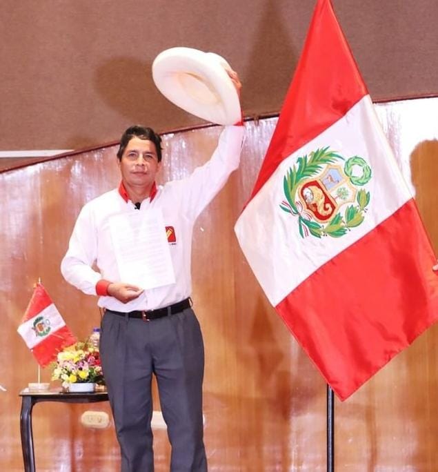 Conteo de votos final da victoria a izquierdista Pedro Castillo en Perú.