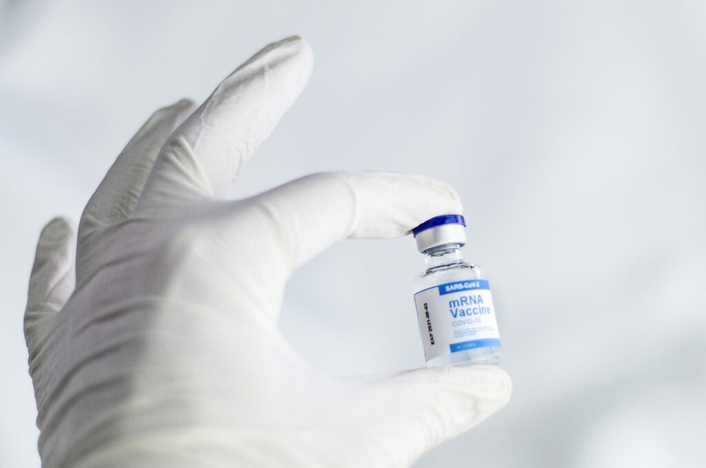 La FDA decide si aprueba la dosis de refuerzo de la vacuna contra el COVID-19 de Pfizer-BioNTech