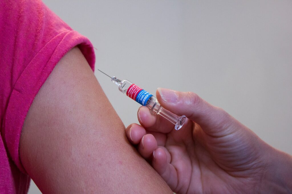 Los CDC aprueban dosis de Moderna y Johnson & Johnson contra el COVID-19 y permiten la mezcla de vacunas